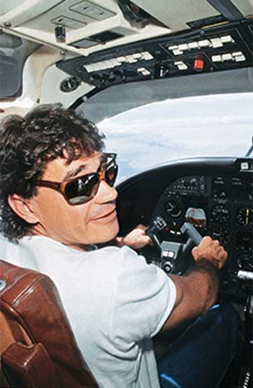 Карлос Ледер за штурвалом собственного самолета
