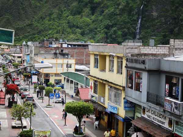 Главная улица города Баньос (Эквадор)